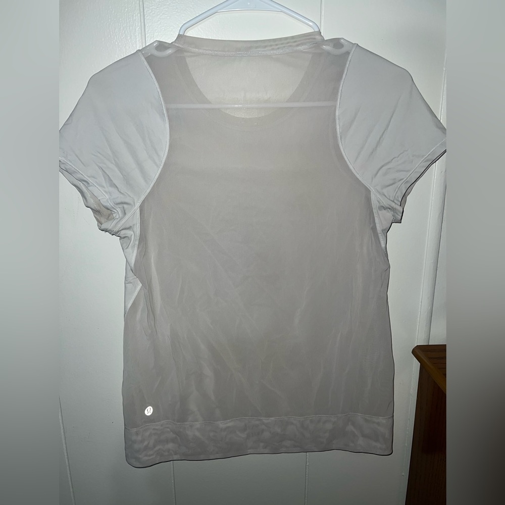 Lululemon Size 4 Mind Over Miles White Luxteme Mesh Back Short Sleeve Shirt